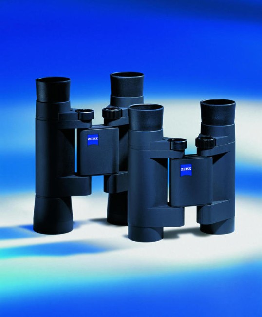 Бинокль Carl Zeiss 10x25 T* Conquest Compact